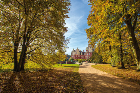 Blick über die Auffahrt zum neuen Schloss