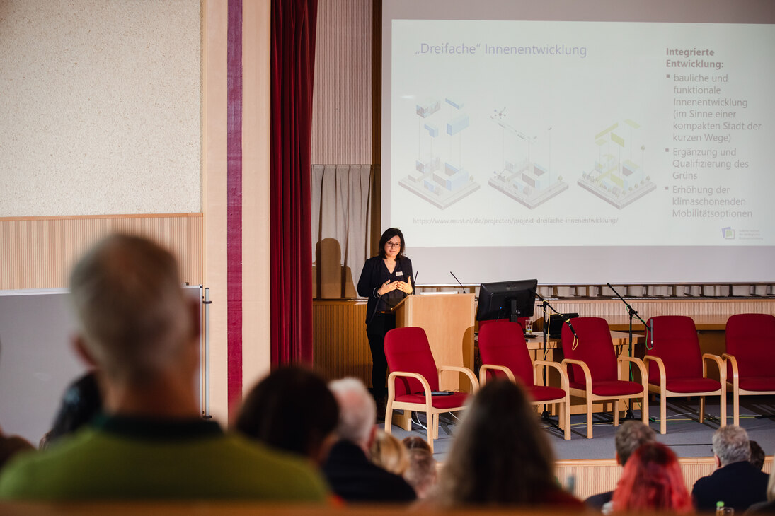 Dr. Stefanie Rößler hält Ihren Fachvortrag auf der Bühne