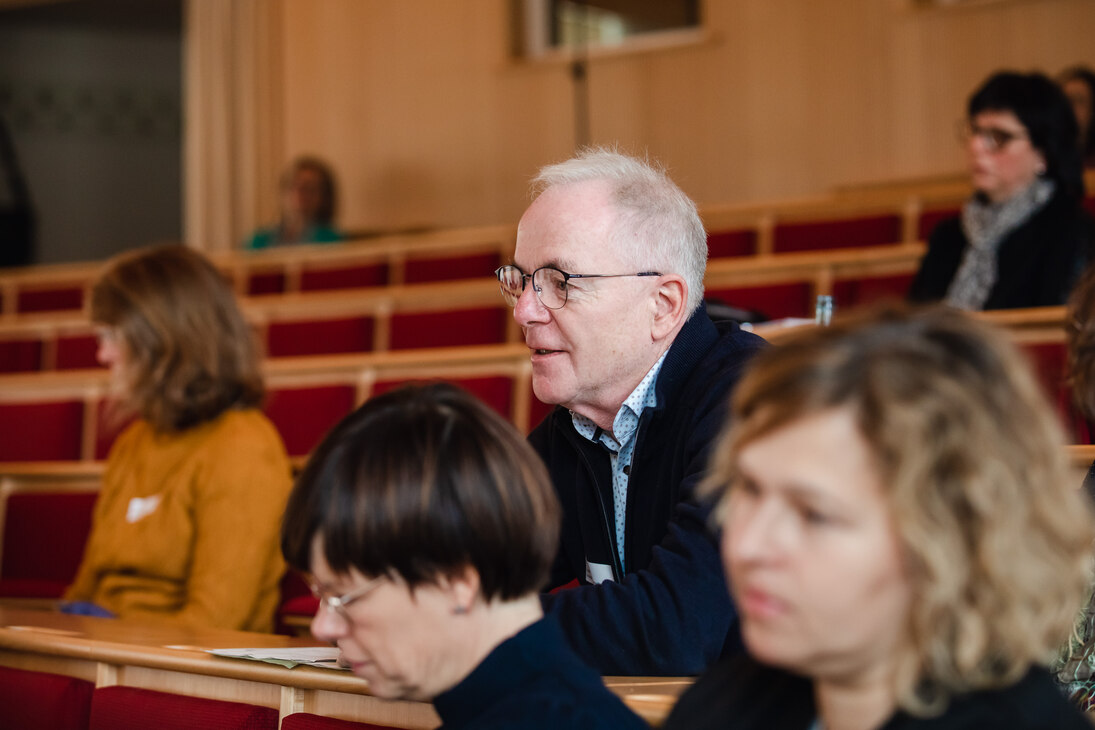 Ein Teilnehmer im Auditorium stellt eine Frage