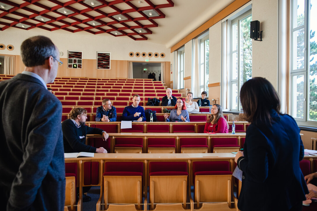 Thomas Pieper und Dr. Stefanie Rößler stehen auf der Bühne und beantworten Fragen im Workshop 1