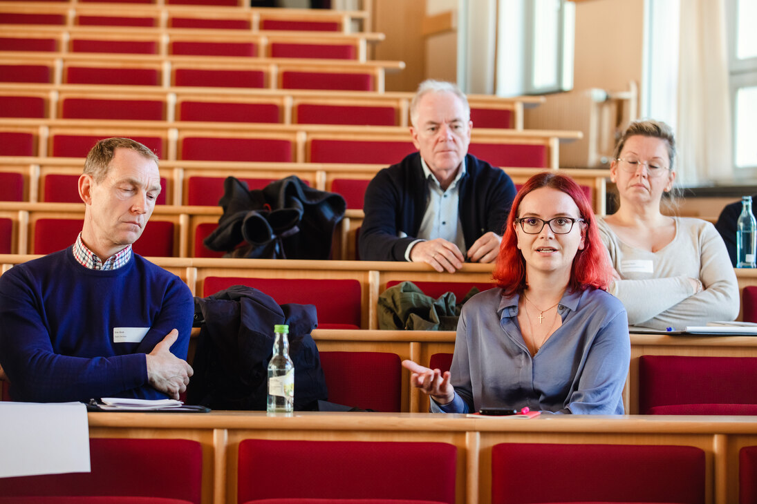 Eine Teilnehmerin im Auditorium stellt eine Frage