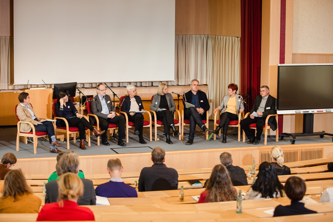 Abschlussrunde auf der Bühne, moderiert von Abteilungsleiterin Frau Rothenberger-Temme. Neben ihr sitzen Dr. Stefanie Rößler, Thomas Pieper, Steffi Förtsch, Prof. Irene Lohaus, Tom Kirsten, Grit Stillger und Uwe Kluge