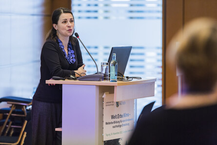 Frau spricht auf dem Podium