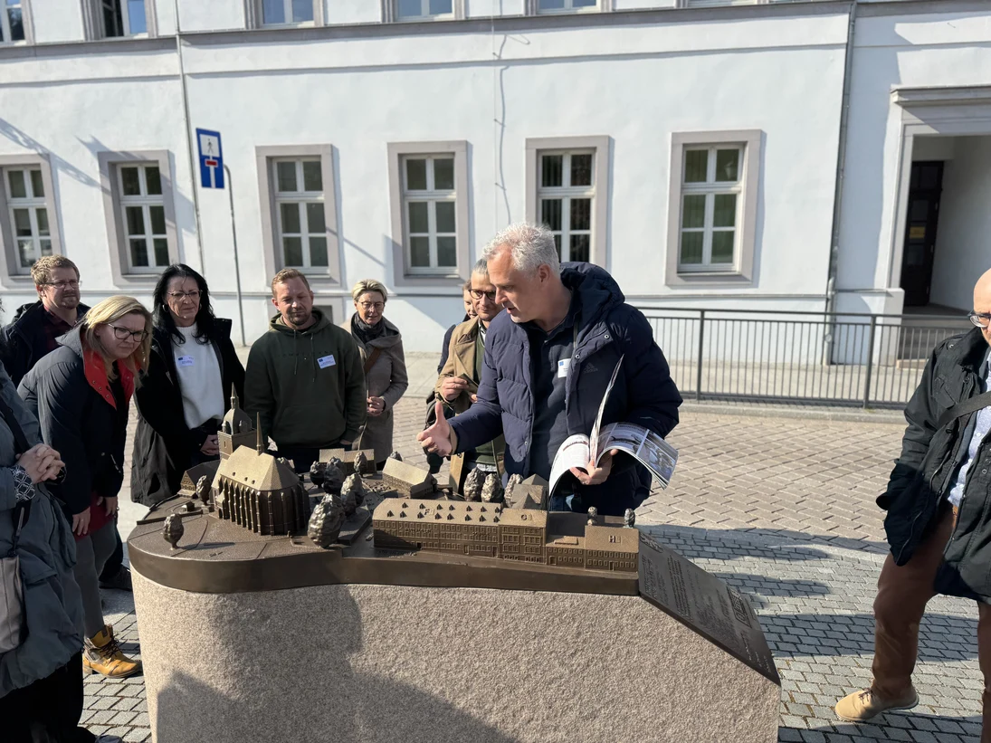 Teilnehmer des EFRE-Workshop besichtigen das Stadtmodell Mittweidas