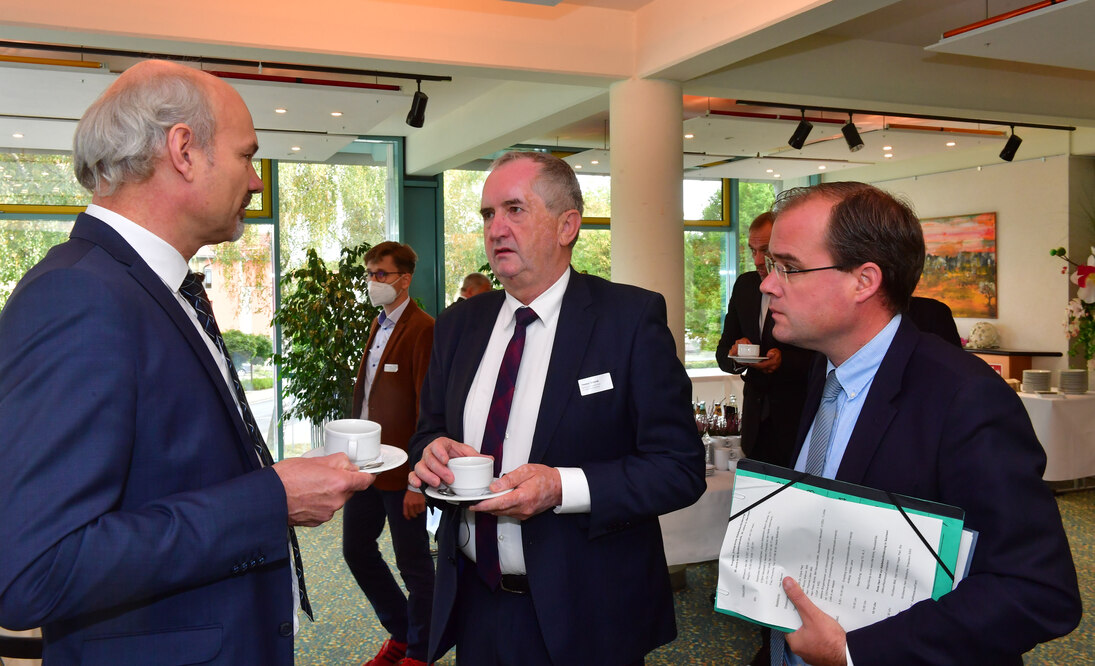 Staatsminister Thomas Schmidt im Gespräch mit Landeskonservator Alf Furkert