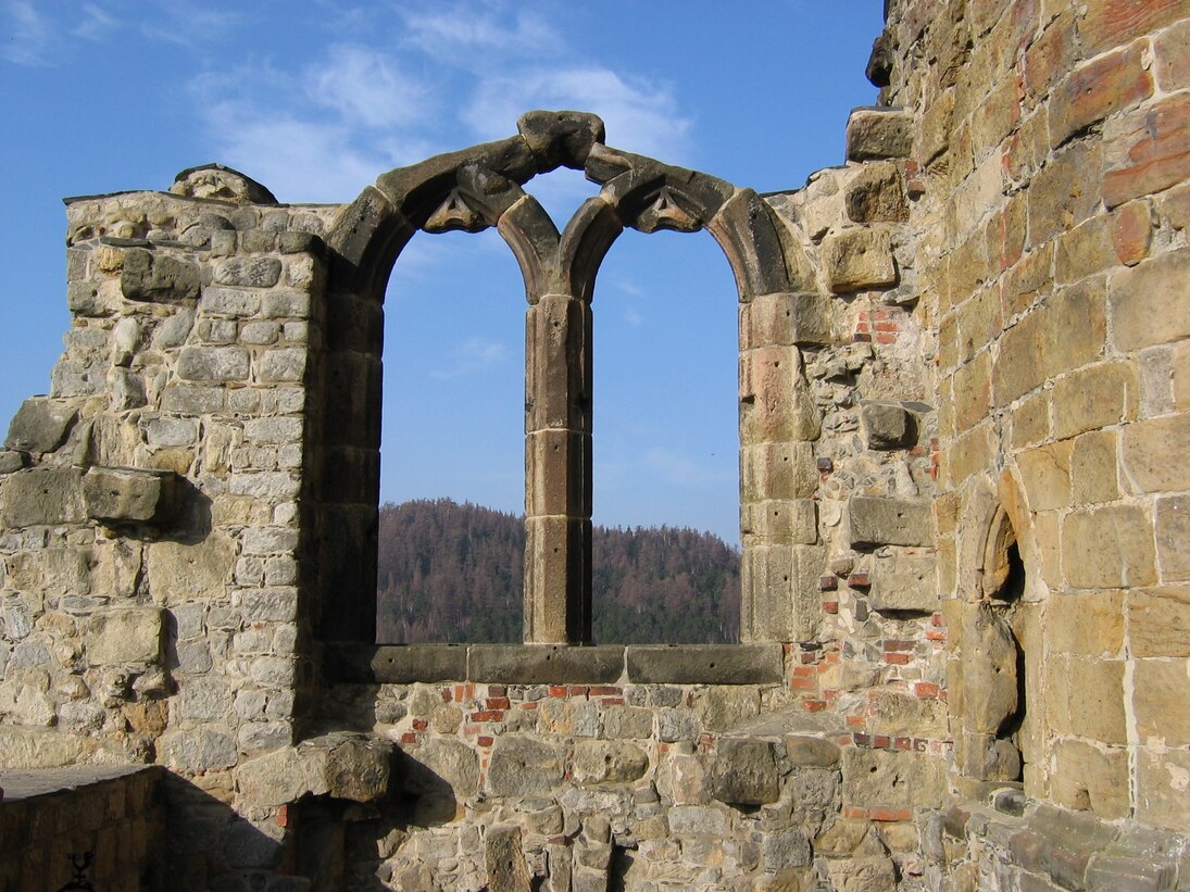 spätgotische Fensteröffnung, Burg- und Klosteranlage, Oybin