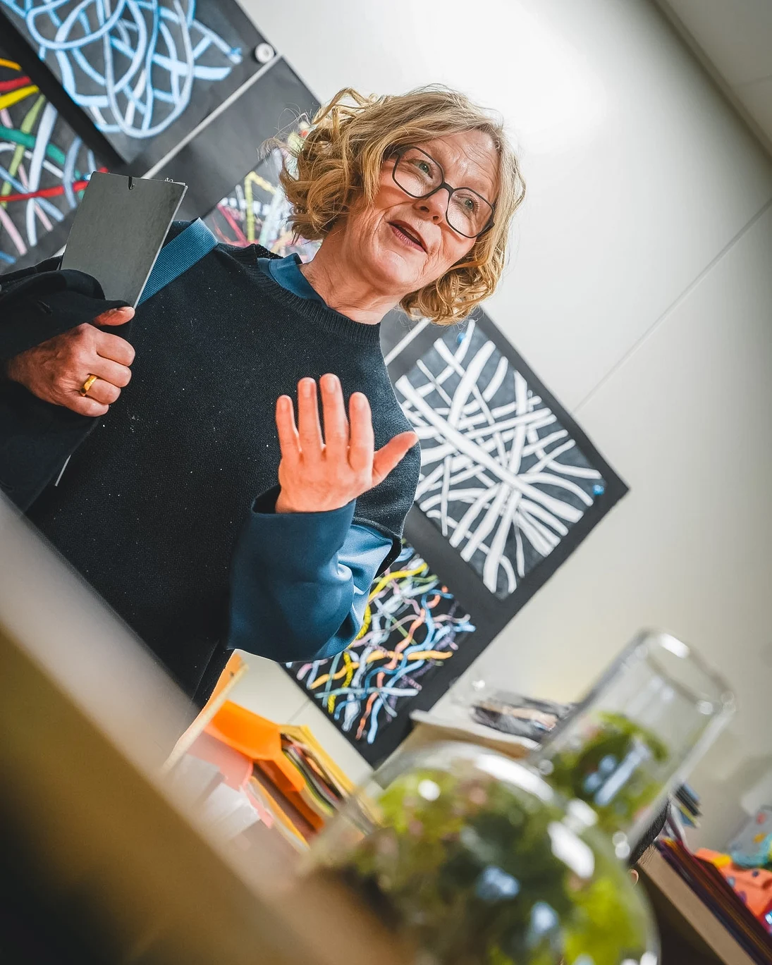Staatsministerin Regina Kraushaar im Kunstzimmer der Grundschule Pirna-Sonnenestein