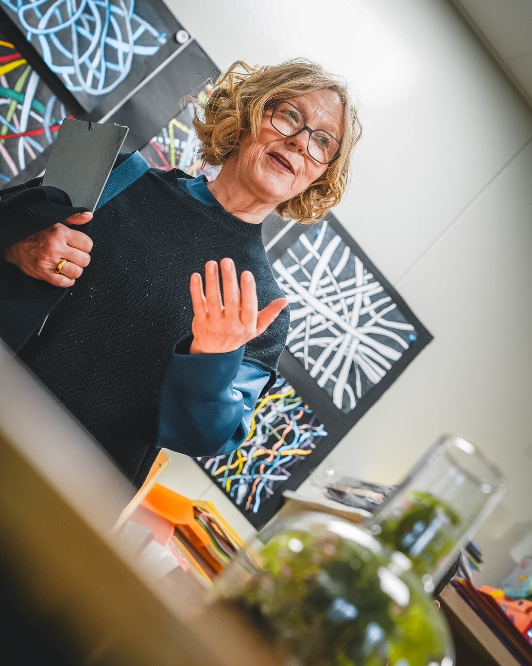 Staatsministerin Regina Kraushaar im Kunstzimmer der Grundschule Pirna-Sonnenestein