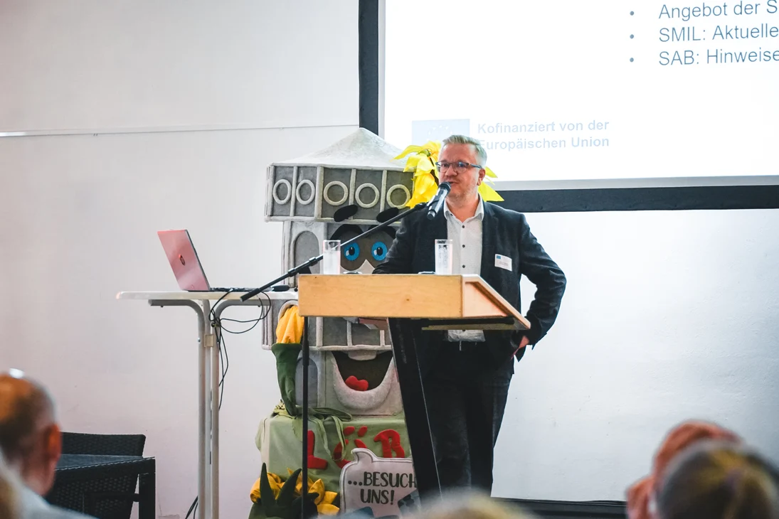 Herr Staatssekretär Sören Trillenberg begrüßt die Teilnehmer