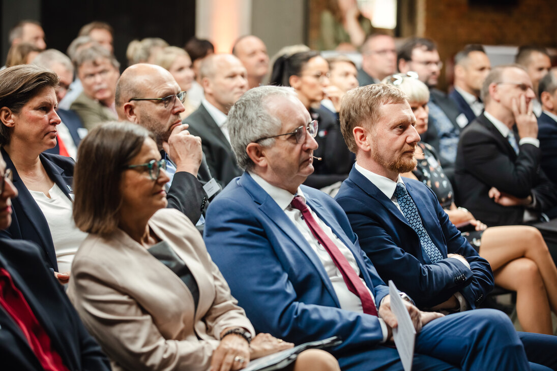 Aufmerksam folgten Ministerpräsident Michael Kretschmer, Staatsminister Thomas Schmidt und Staatssekretärin Barbara Meyer der Veranstaltung.