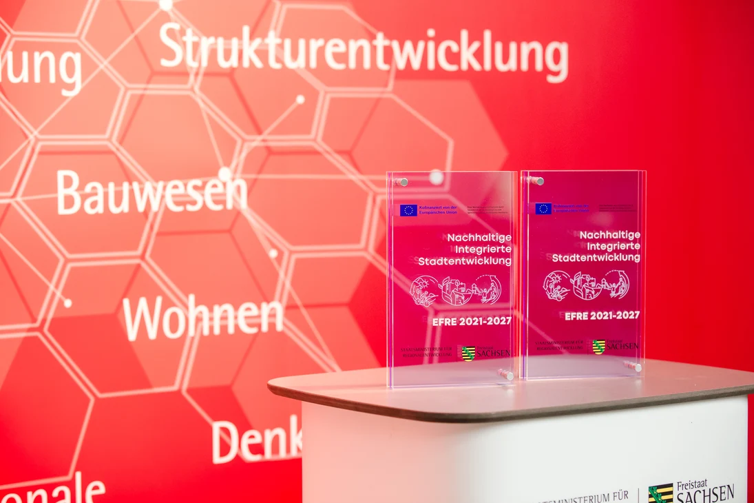 Gemeinsam mit den Rahmenbescheiden wurden auch eigens für das Programm erstellte »EFRE-Plaketten« übergeben.