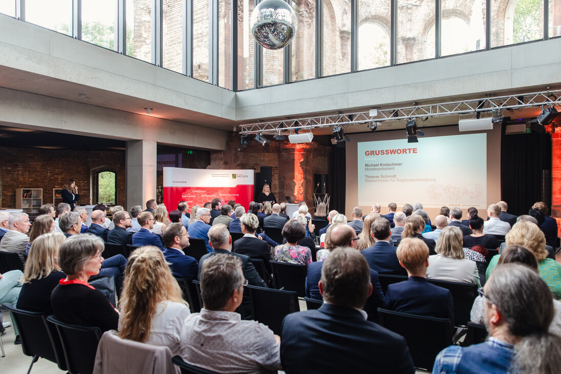 Raum für die Bescheidübergabe bot das Jugendzentrum Jugendkirche Dresden – ein Projekt der EFRE-Stadtentwicklung aus dem Förderzeitraum 2014-2020. 