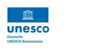 Logo der Deutschen UNESCO-Kommission mit den Buchstaben UNESCO die wie ein griechischer Tempel angeordnet sind, in weiß vor blauem Hintergrund