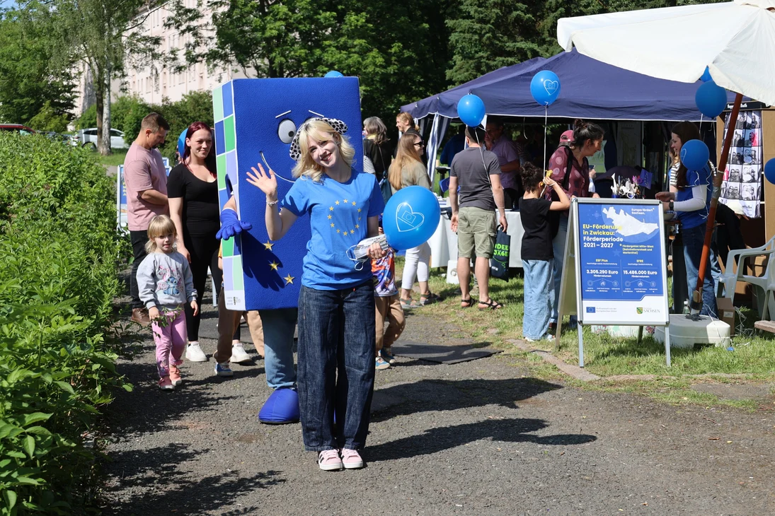 Besucherinnen und Besucher am Informationsstand zur EU-Förderung in Sachsen