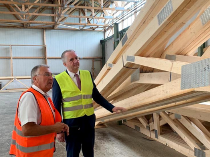 Staatsminister Schmidt zu Besuch bei der Firma Fertigbau Haas in Bayern, Sommer 2020.