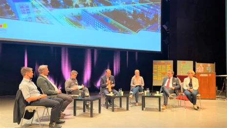 Experten auf einem Panel, im Hintergrund ein Bild vom Verkehr in Hoyerswerda