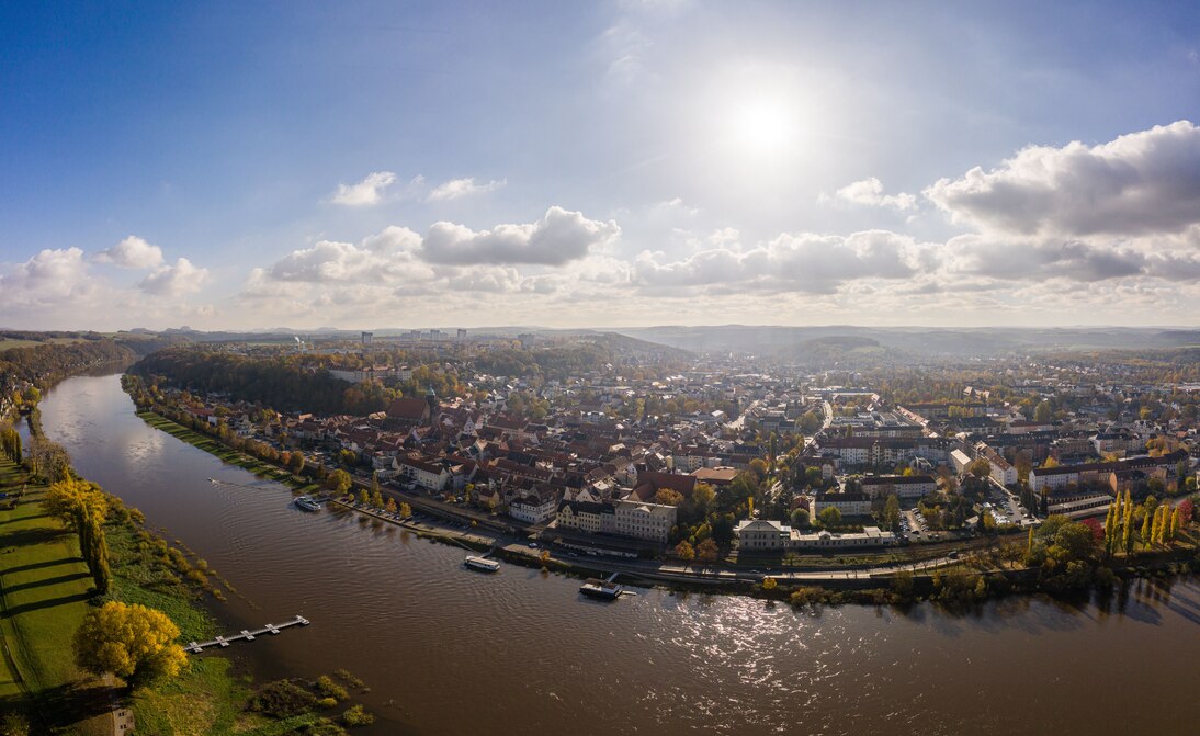 Luftbild von Pirna mit der Elbe im Vordergrund.