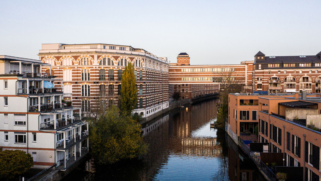 Blick nach Leipzig, Fluss mit Häusern am Rand