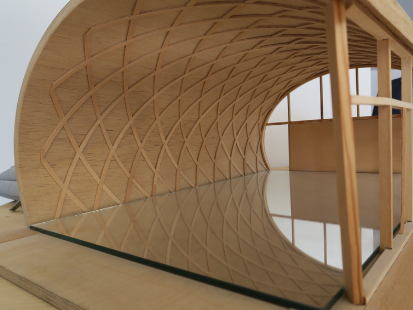 Modell der Aula des Holzbauinstituts der TU Dresden. Eine Struktur halbrund und komplett aus Holz.