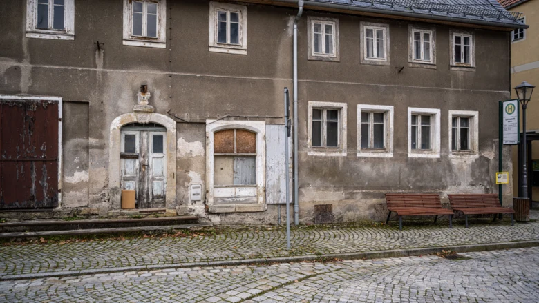 Ein verkommenes Haus, das abgerissen werde muss