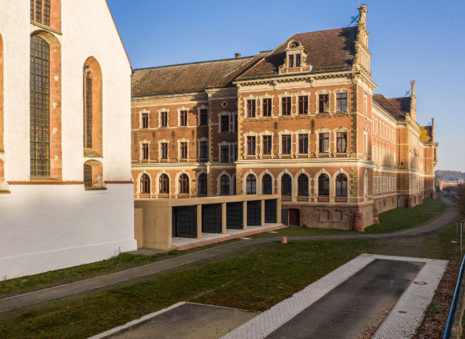 Das Bild zeigt einen Teil der Hochwasserschutzanlagen in Grimma, Staatspreisgewinner des Staatspreises für Baukultur 2022