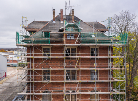 Das Bild zeigt die Baustelle eines Mehrfamilienhauses in Zwickau