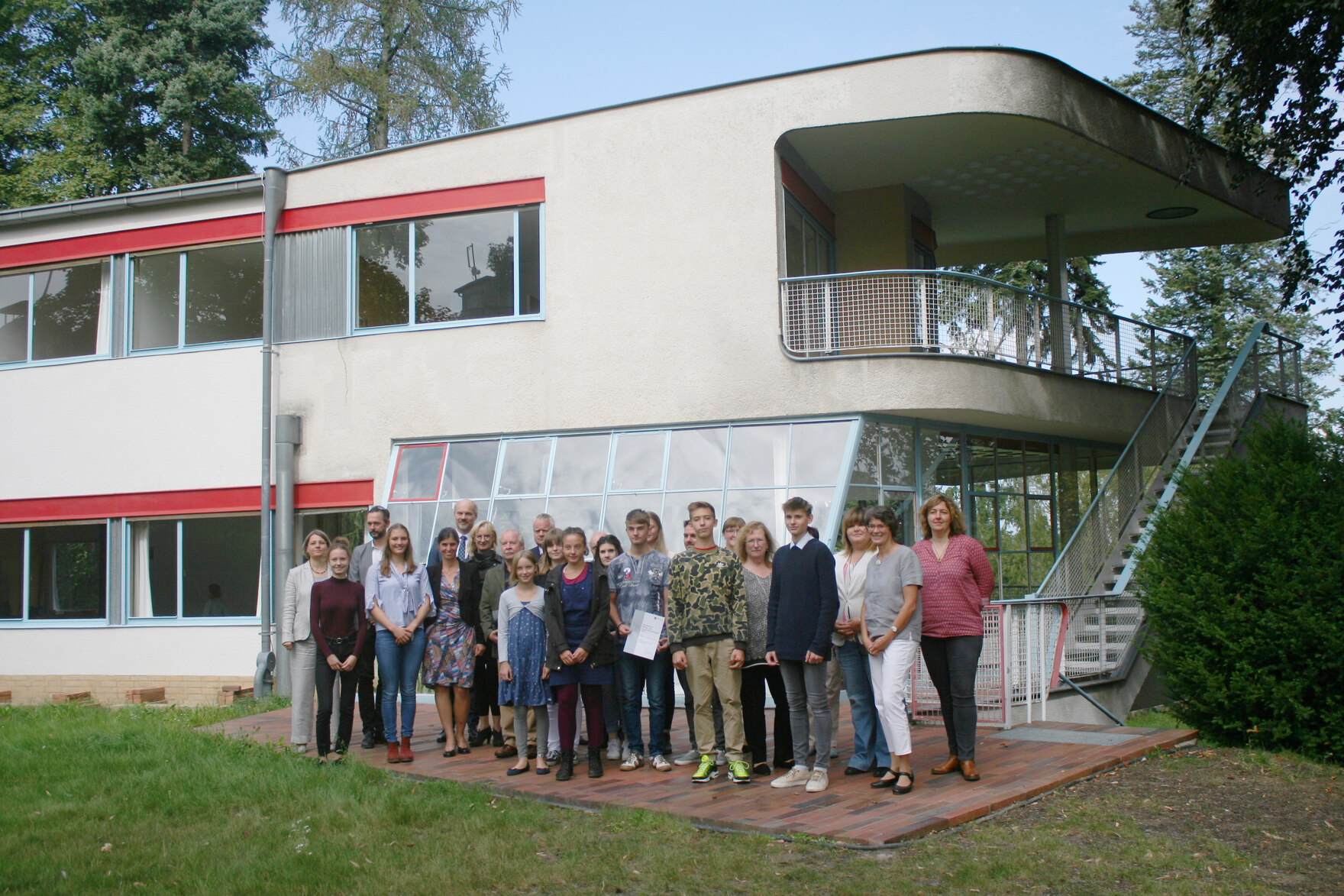 Personengruppe vor dem Haus Schminke in Löbau