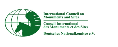 Logo von ICOMOS mit einer Weltkugel in grün in der ein geflügeltes Pferd abgebildet ist vor weißem Hintergrund