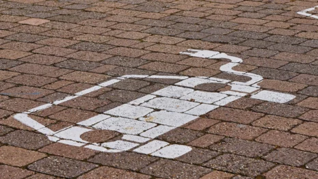 E-Auto als Kreidezeichnung auf der Straße