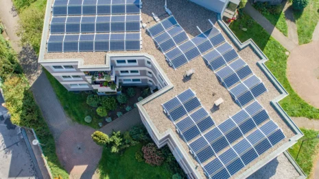 Großes Gebäude mit Solarpanelen auf dem Dach